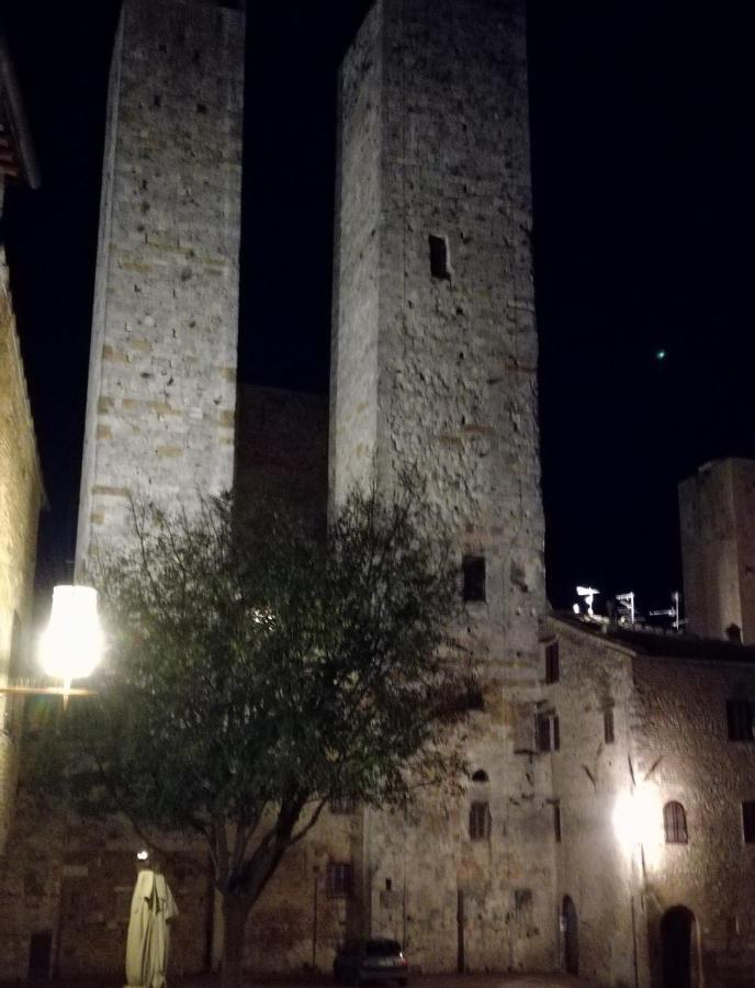 Sotto Le Mura Di Leonardo San Gimignano Esterno foto