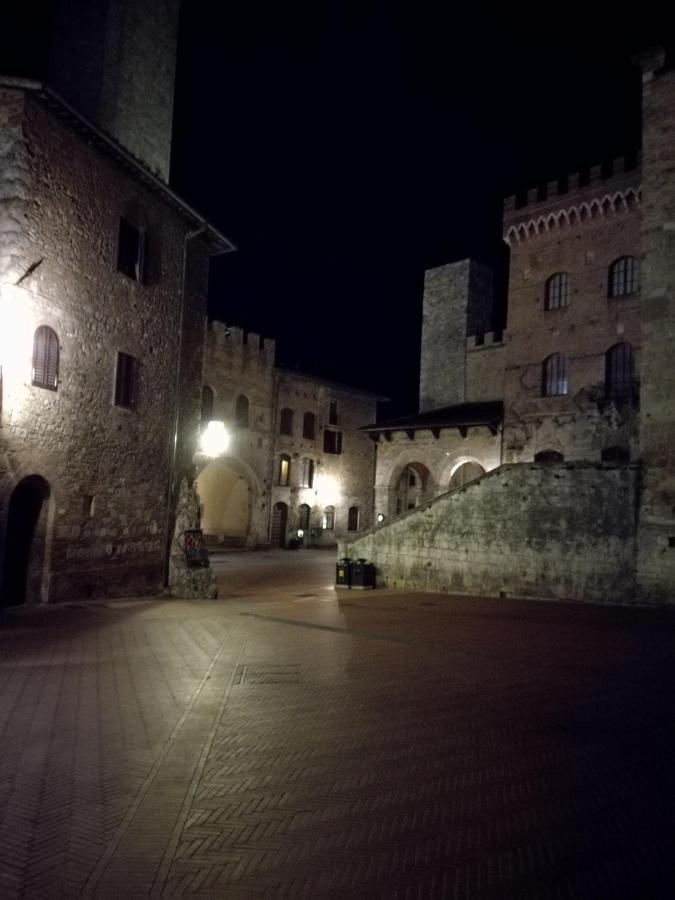 Sotto Le Mura Di Leonardo San Gimignano Esterno foto